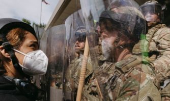 ครบหนึ่งปีหลังประธานาธิบดีทรัมป์กลับมาดำรงตำแหน่ง แนวปฏิบัติแบบอำนาจนิยมกำลังกัดกร่อนสิทธิมนุษยชน