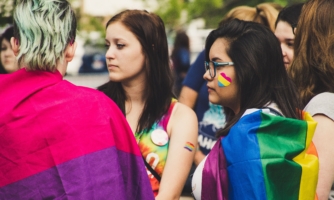 Queer คืออะไร? ต่างจาก LGBTQ อย่างไร ทำความเข้าใจตัวตนที่ไม่ยึดกรอบ เพื่อสังคมที่เท่าเทียม